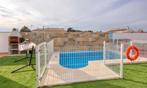 un filet avec une piscine dans une cour dans l'établissement APARTAMENTO AMARÉ, à Conil de la Frontera