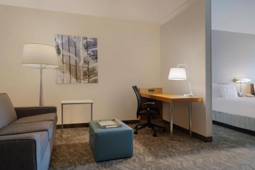 Area soggiorno di SpringHill Suites by Marriott Newark International Airport