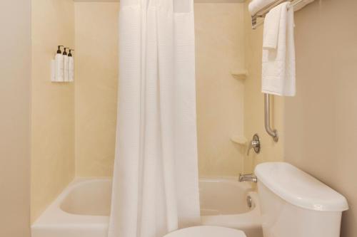 Bagno di SpringHill Suites by Marriott Newark International Airport