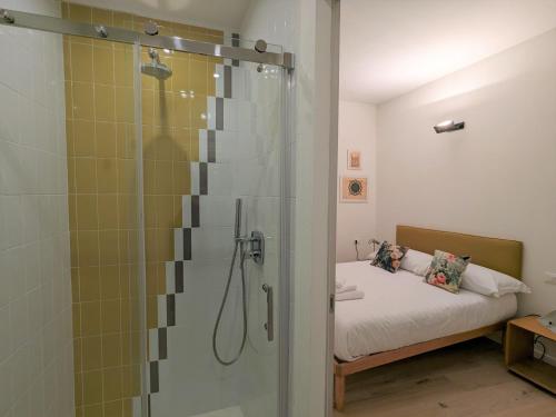 ein Bad mit einer Glasdusche und einem Bett in der Unterkunft La Piccola Corte - Sweet Dreams in Florence in Florenz