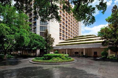 un edificio con un jardín delante de él en The St. Regis Houston en Houston