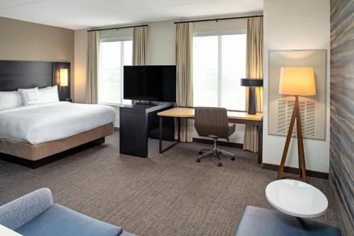 een hotelkamer met een bed en een bureau met een computer bij Residence Inn by Marriott Toronto Mississauga West in Mississauga