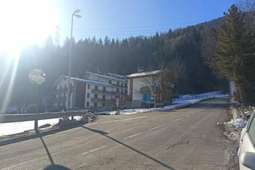 una calle vacía con un edificio y un semáforo en Appartamento di montagna, en Morgex