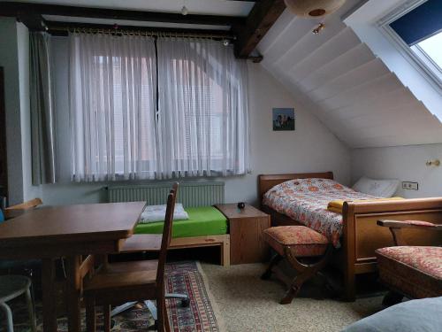 - une chambre avec un lit, un bureau et une table dans l'établissement Zimmer im Landhaus, à Erkelenz