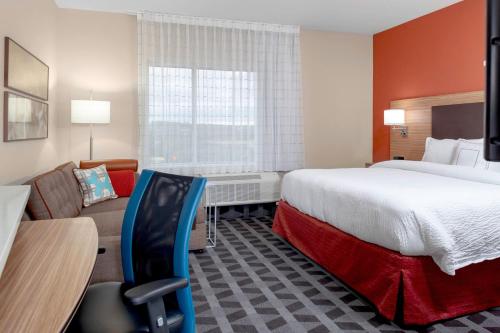 um quarto de hotel com uma cama e um sofá em TownePlace Suites by Marriott San Antonio Westover Hills em San Antonio