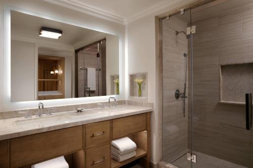 y baño con lavabo y ducha. en The Ritz-Carlton, Amelia Island, en Fernandina Beach