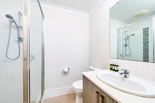 y baño con lavabo y ducha. en Swan Valley Serviced Apartments, en Middle Swan