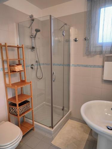 une salle de bain avec une douche, des toilettes et un lavabo dans l'établissement Studio proche plage et commerces, à Menton
