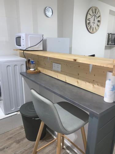 un bureau avec une chaise et une horloge au mur dans l'établissement Superbe appartement en hyper centre-ville, à Châteauroux