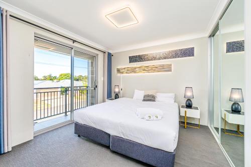 1 dormitorio con 1 cama y balcón en Swan Valley Serviced Apartments, en Middle Swan