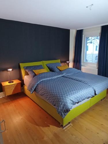 ロットヴァイルにあるObergeschoss - Katharina von Bergのベッドルーム1室(黄色と青のベッド1台、窓付)