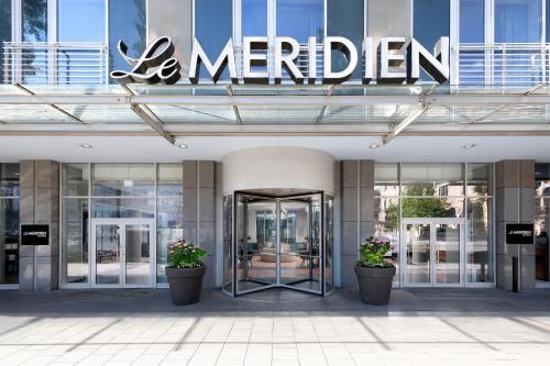 a building with a sign that reads le meridian at Le Méridien Munich in Munich