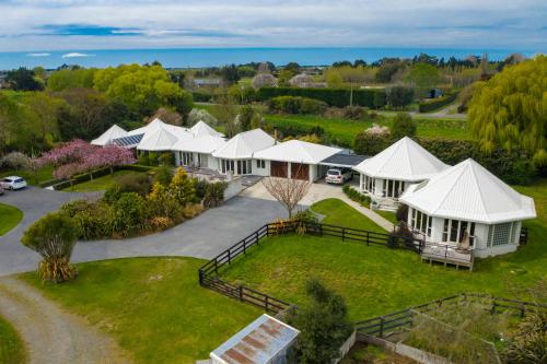 KaiapoiにあるSilverstream Alpaca Farmstay & Tourの白家屋並み