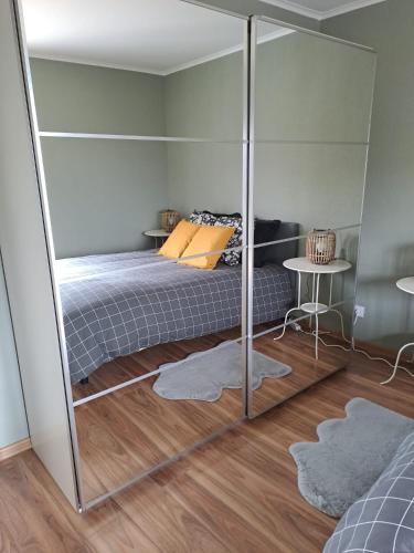 een slaapkamer met een bed en een glazen wand bij Tree House II in Setúbal