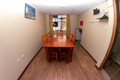 - une salle à manger avec une table et des chaises en bois dans l'établissement Hotel La Shacsha, à Cajamarca