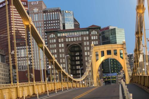 uma ponte amarela numa cidade com edifícios altos em Renaissance Pittsburgh Hotel em Pittsburgh