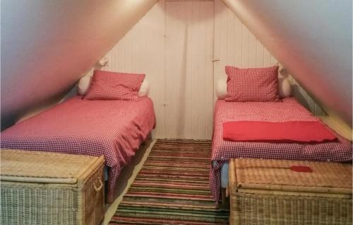 um quarto no sótão com 2 camas e uma escada em Beautiful Home In Simrishamn With Kitchen em Simrishamn
