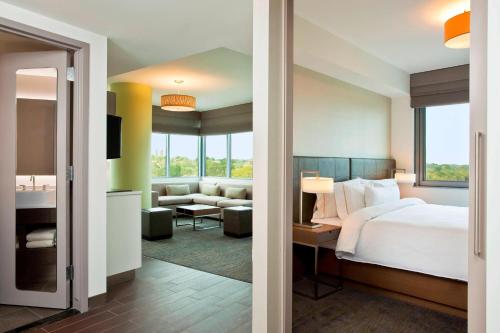 une chambre d'hôtel avec un lit et un salon dans l'établissement Element Omaha Midtown Crossing, à Omaha