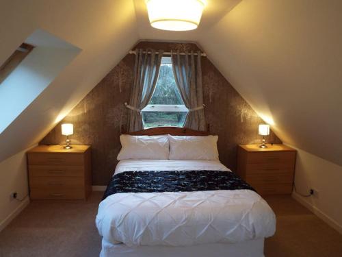 1 dormitorio con 1 cama con 2 mesitas de noche y una ventana en The Singing Heart, TirNaNog Cozy Cottage near Lochgilphead !!HIDDEN GEM!! en Lochgilphead