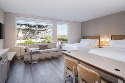 ein Hotelzimmer mit 2 Betten und einem großen Fenster in der Unterkunft Element San Jose Airport in San Jose