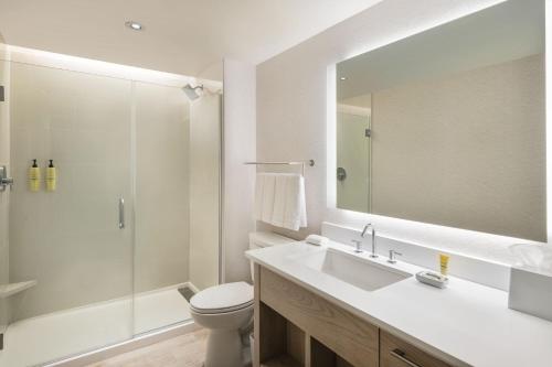La salle de bains est pourvue d'un lavabo, de toilettes et d'une douche. dans l'établissement Element San Jose Airport, à San José