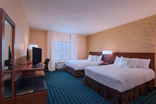 Cette chambre comprend deux lits et une télévision. dans l'établissement Fairfield Inn & Suites by Marriott La Crosse Downtown, à La Crosse
