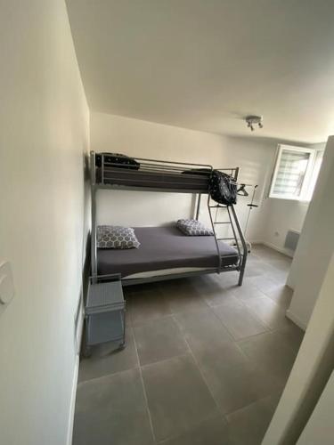 une chambre avec deux lits superposés dans une pièce dans l'établissement Appartement près de l aéroport CDG et Disneyland, à Claye-Souilly