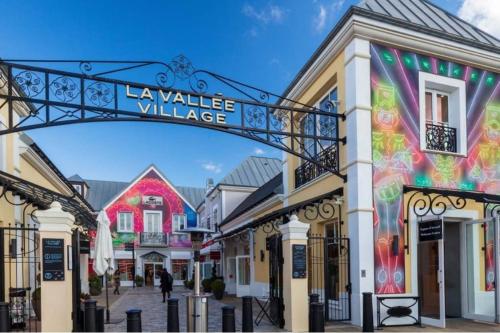 znak dla La Valle Village na ulicy miejskiej w obiekcie Appartement près de l aéroport CDG et Disneyland w mieście Claye-Souilly