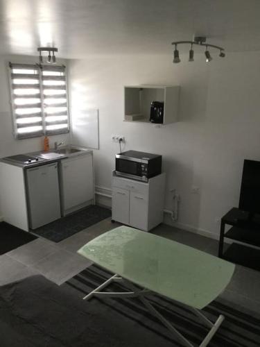 une cuisine avec un évier et un plan de travail dans l'établissement Appartement près de l aéroport CDG et Disneyland, à Claye-Souilly