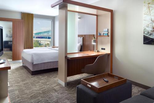 una camera d'albergo con letto e scrivania di SpringHill Suites by Marriott Atlanta Airport Gateway ad Atlanta