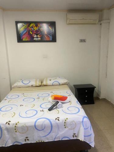 Un pat sau paturi într-o cameră la Confort apartaestudio completo Aire acondicionado Todo independiente