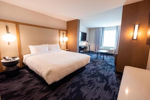 ein Hotelzimmer mit einem Bett und einem Schreibtisch in der Unterkunft Fairfield by Marriott Inn & Suites Fond du Lac in Fond du Lac