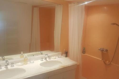 ein Bad mit 2 Waschbecken und einer Dusche in der Unterkunft Charming cocoon 100sqm for 4p with infinity pool in Châteauneuf