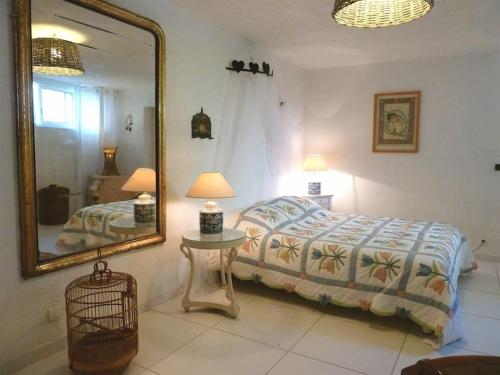 ein Schlafzimmer mit einem Bett und einem großen Spiegel in der Unterkunft Charming cocoon 100sqm for 4p with infinity pool in Châteauneuf