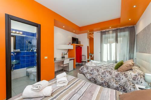 um quarto com paredes cor de laranja, uma cama e uma casa de banho em Lovely ROOMS VATICAN em Roma