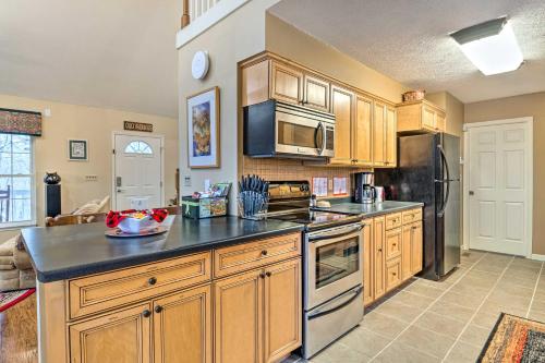 Afbeelding uit fotogalerij van Serene Bloomington Home Deck and Forest Views in Bloomington