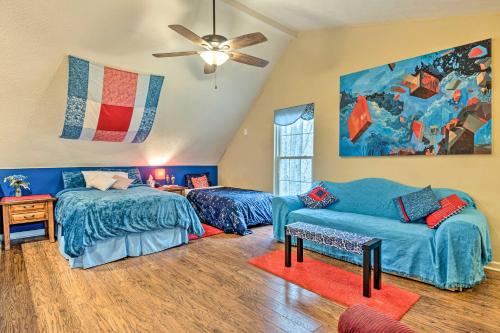 ブルーミントンにあるSerene Bloomington Home Deck and Forest Viewsのベッド2台とソファのあるリビングルーム