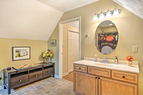 ブルーミントンにあるSerene Bloomington Home Deck and Forest Viewsの洗面台と鏡のあるバスルーム