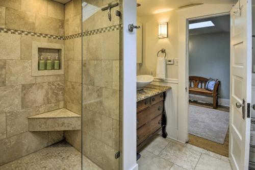 een badkamer met een douche en een wastafel bij Serene Tacoma Home with Furnished Deck and Views! in Tacoma