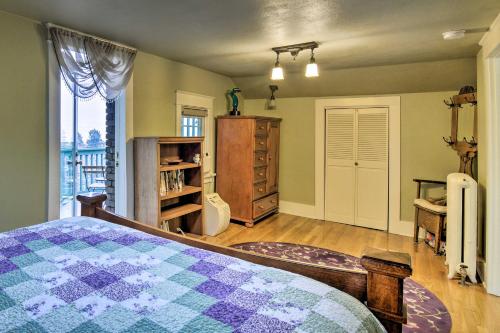 een slaapkamer met een bed met een quilt bij Serene Tacoma Home with Furnished Deck and Views! in Tacoma