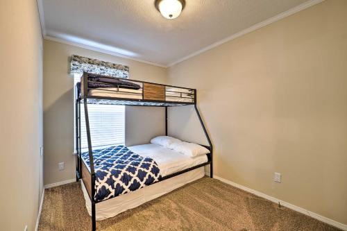 1 dormitorio con 2 literas en una habitación en Michigan Outdoor Getaway, 4 Mi to Torch Lake, en Rapid City