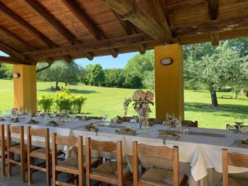 una mesa larga con mantel blanco y techos de madera en La Cà dOlga, en La Morra