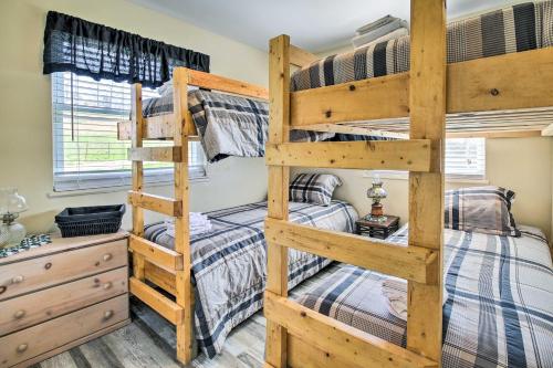 1 Schlafzimmer mit 2 Etagenbetten und einer Kommode in der Unterkunft Farmhouse Close to Norris Lake and ATV Trails! in La Follette