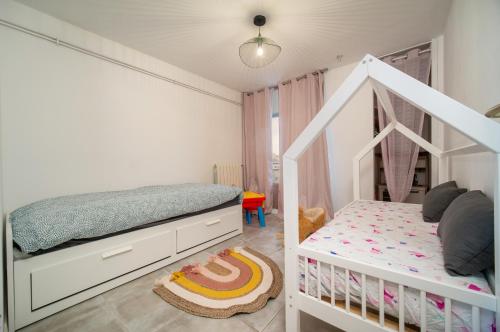 - une chambre avec des lits superposés et un lit bébé dans l'établissement Appartement climatisé terrasse parking 8 couchages, à Marseille