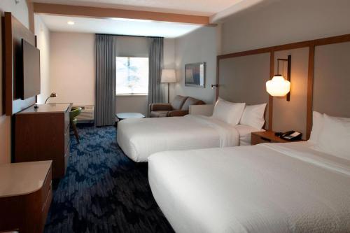 Habitación de hotel con 2 camas y sofá en Fairfield Inn & Suites by Marriott Spokane Valley, en Spokane Valley