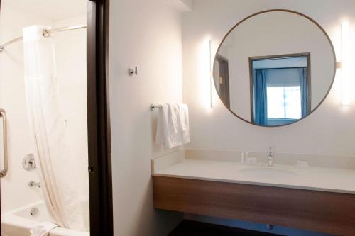 Fairfield Inn & Suites by Marriott Spokane Valley في سبوكان فالي: حمام مع حوض ومغسلة ومرآة
