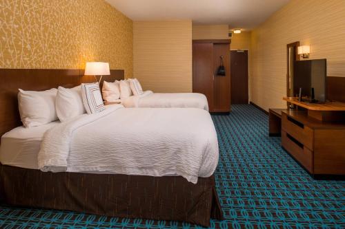 Habitación de hotel con 2 camas y TV de pantalla plana. en Fairfield Inn & Suites by Marriott St. Louis Westport en Maryland Heights