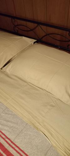 - un lit fermé avec un oreiller blanc dans l'établissement Queen Room, à Huntington