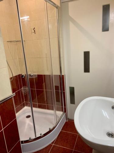 Ένα μπάνιο στο Barbakán Apartman Gyula