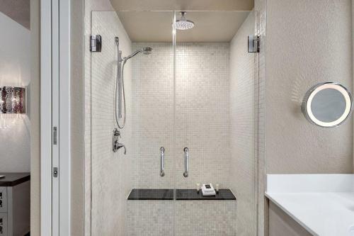 bagno con doccia e porta in vetro di Beautiful Room by WESTGATE Casino close to Las Vegas Convention Center a Las Vegas